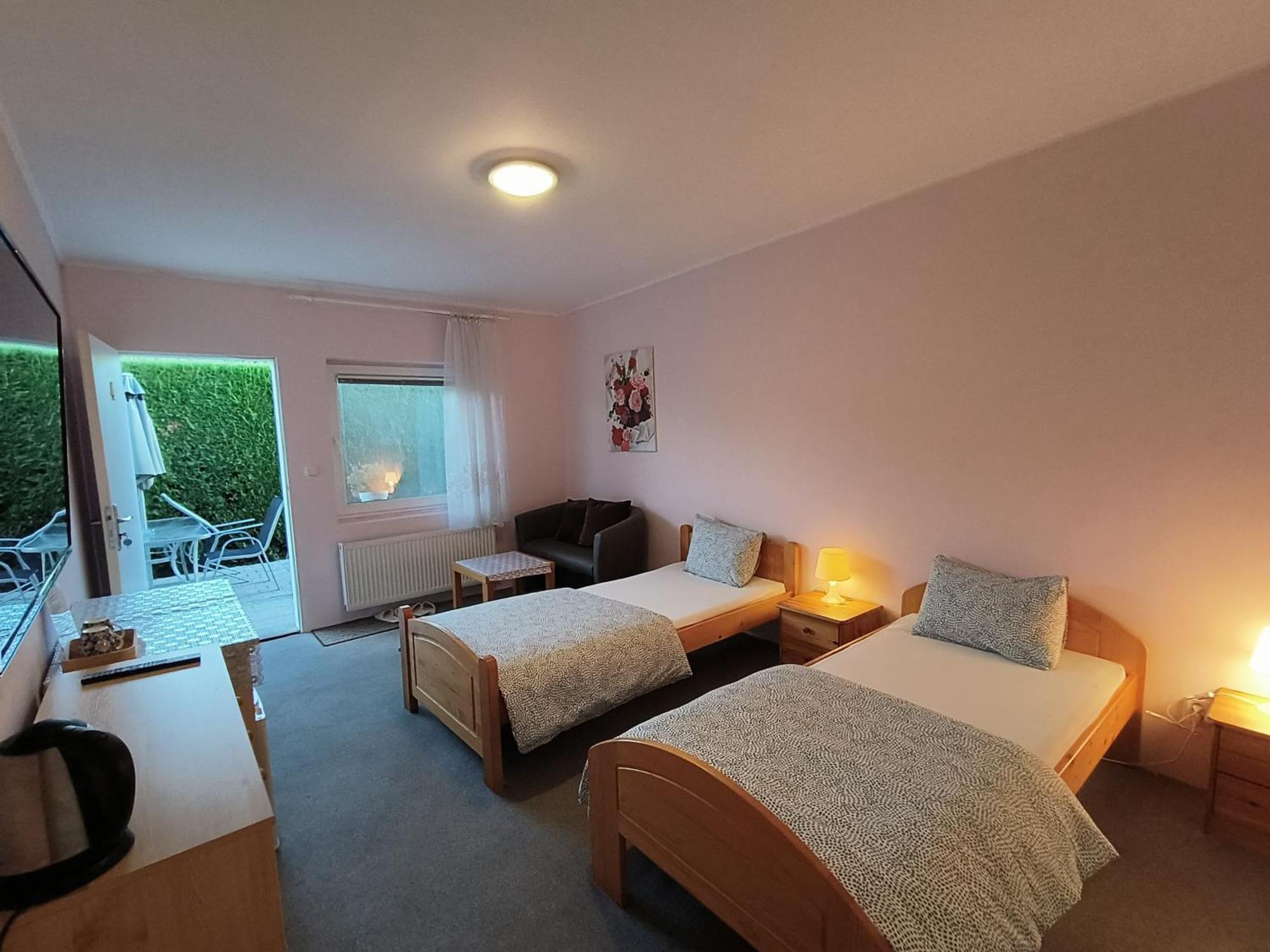 Cozy Room With Garden In Bratislava Ngoại thất bức ảnh