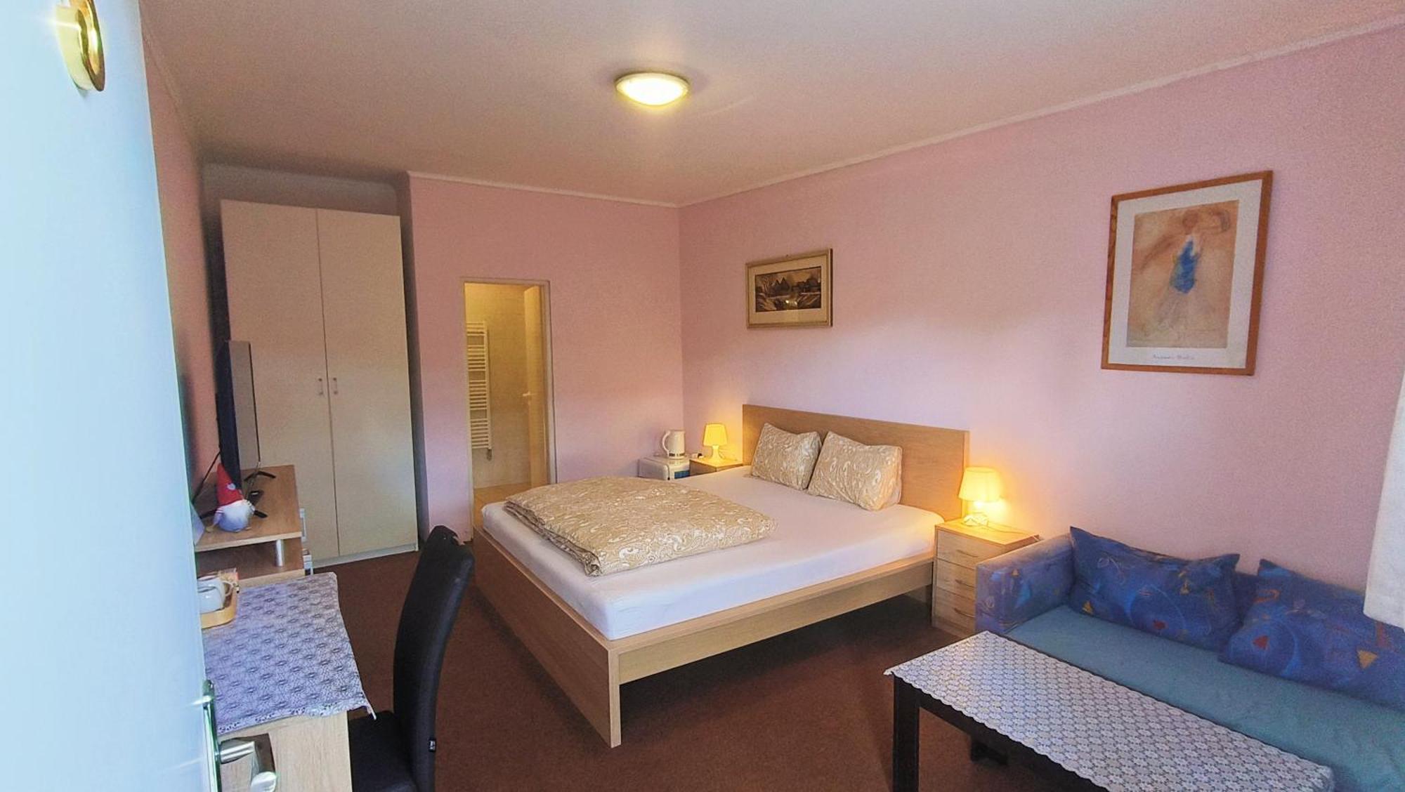 Cozy Room With Garden In Bratislava Ngoại thất bức ảnh