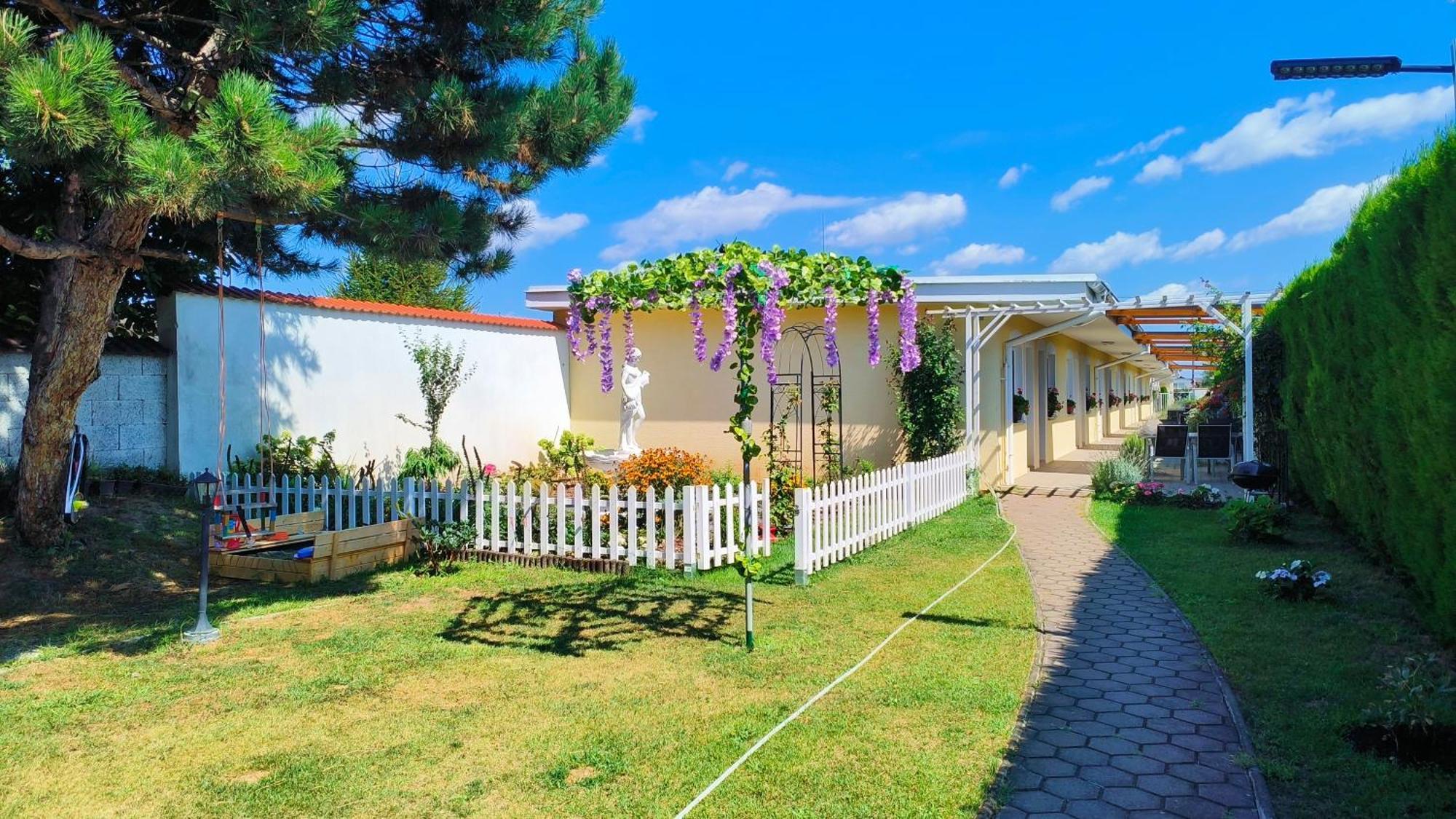 Cozy Room With Garden In Bratislava Ngoại thất bức ảnh